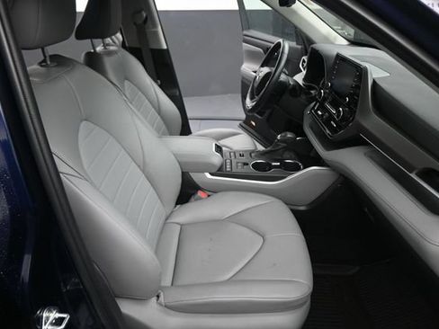 Used 2022 Toyota Highlander XLE w/ Protection Package #3 (TMS) AWD/4WD image 14
