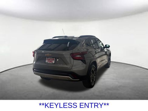 Used 2025 Chevrolet Trax LT FWD image 5