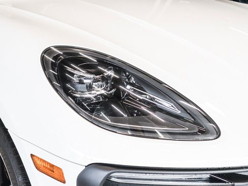 Used 2023 Porsche Macan image 27