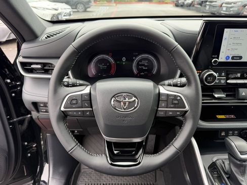 Used 2025 Toyota Highlander XSE image 19