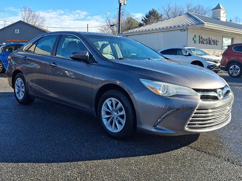Used 2015 Toyota Camry LE image 2