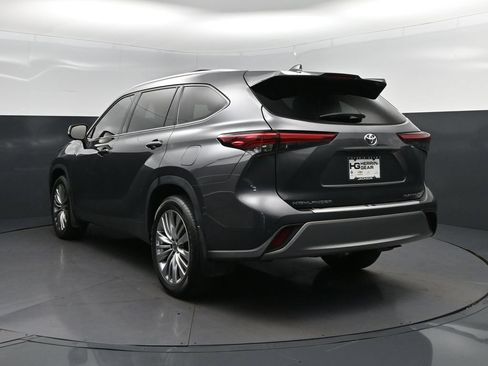 Used 2023 Toyota Highlander Platinum FWD image 5