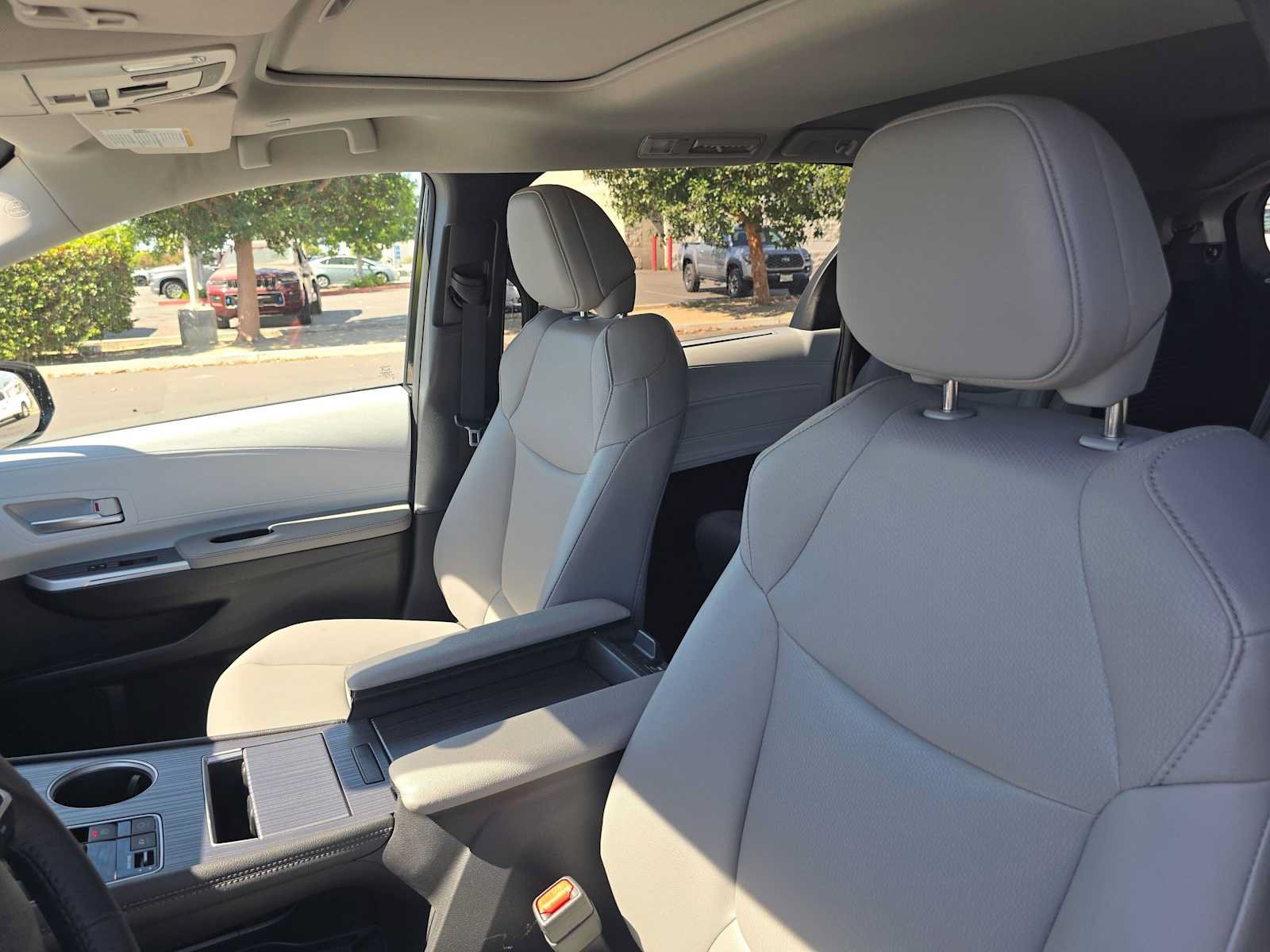 Certified 2026 Toyota Sienna XLE FWD image 25