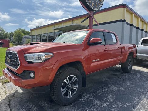 Used 2018 Toyota Tacoma TRD Sport AWD/4WD image 8
