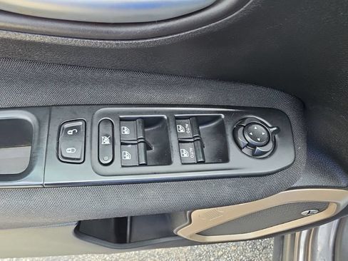 Used 2016 Jeep Renegade Latitude w/ Cold Weather Group AWD/4WD image 15
