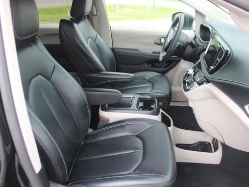 Used 2023 Chrysler Pacifica Touring-L image 20