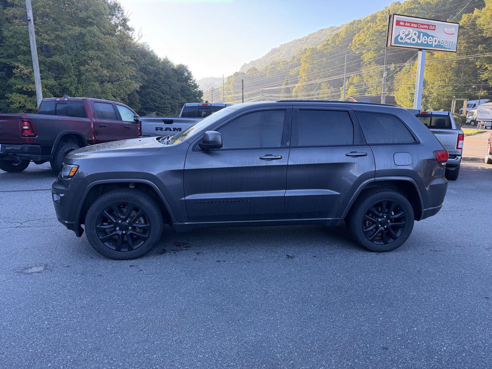 Used 2021 Jeep Grand Cherokee Laredo X AWD/4WD image 9