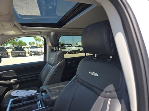 Used 2025 Ford Expedition Platinum image 8