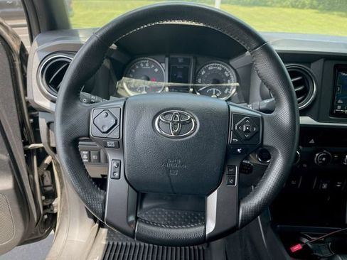 Used 2019 Toyota Tacoma TRD Off-Road AWD/4WD image 12