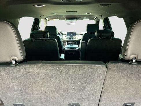 Used 2022 Chevrolet Suburban LT RWD image 23