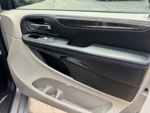 Used 2016 Dodge Grand Caravan SXT image 16