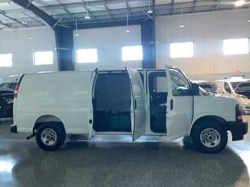Used 2025 GMC Savana 3500 Extended RWD image 8