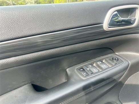 Used 2021 Jeep Grand Cherokee Laredo image 17