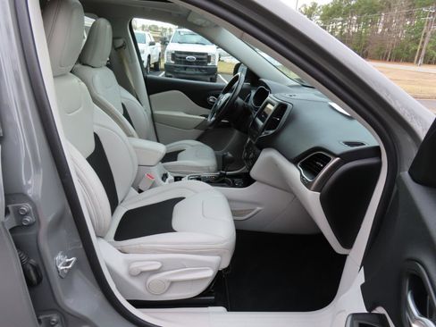 Used 2020 Jeep Cherokee Latitude Plus image 23