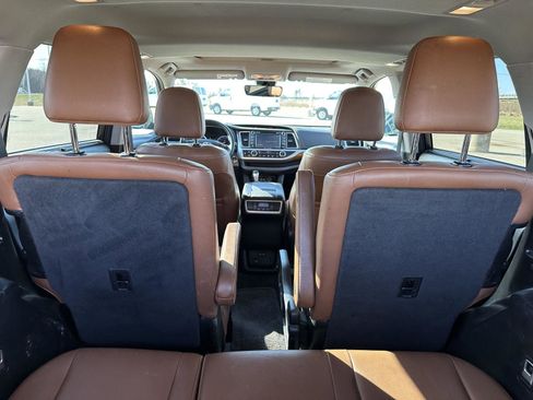Used 2017 Toyota Highlander Limited image 10