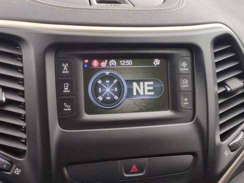 Used 2018 Jeep Cherokee Latitude w/ Cold Weather Group image 28