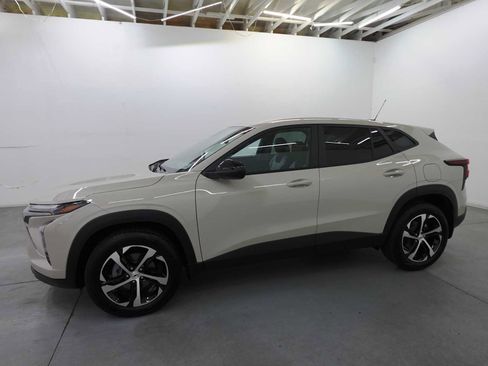 Used 2026 Chevrolet Trax RS FWD image 8