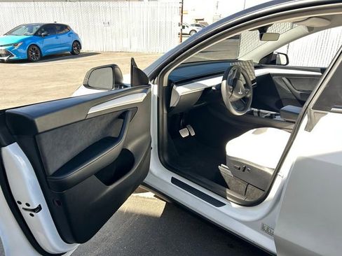 Used 2024 Tesla Model Y Performance image 9