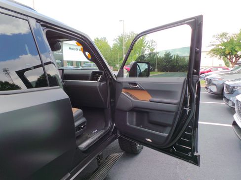Used 2025 Lexus GX 550 w/ Cold Area Package AWD/4WD image 48