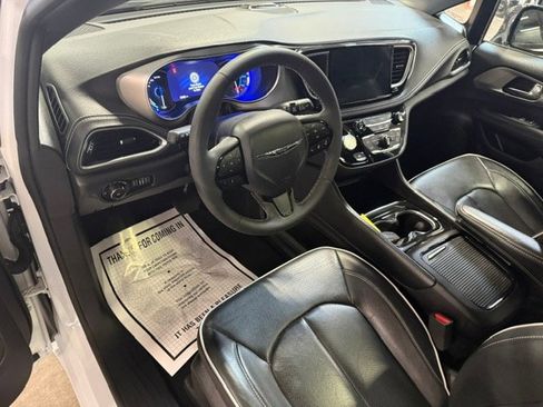 Used 2023 Chrysler Pacifica Limited w/ Uconnect Theater Family Group FWD image 35