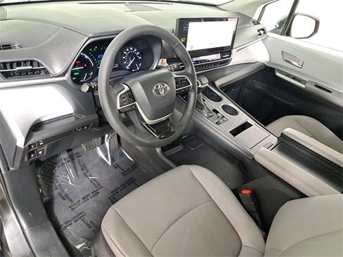 Used 2025 Toyota Sienna XLE image 17