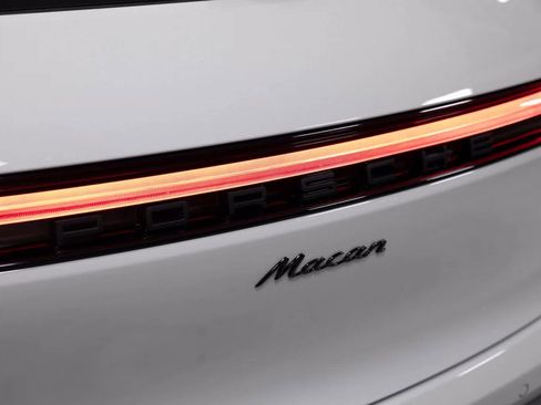 Certified 2025 Porsche Macan image 35