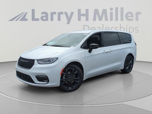 New 2026 Chrysler Pacifica Select FWD image 1