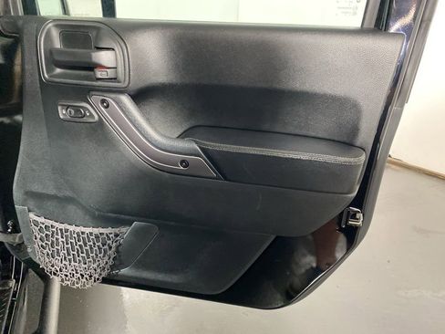 Used 2018 Jeep Wrangler Unlimited Sahara image 29