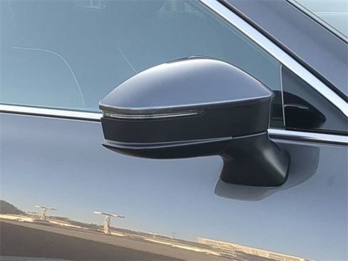 Used 2023 Toyota Crown Limited image 12