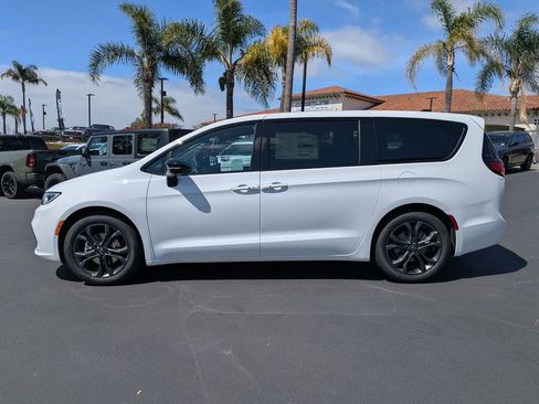 New 2026 Chrysler Pacifica Select image 8