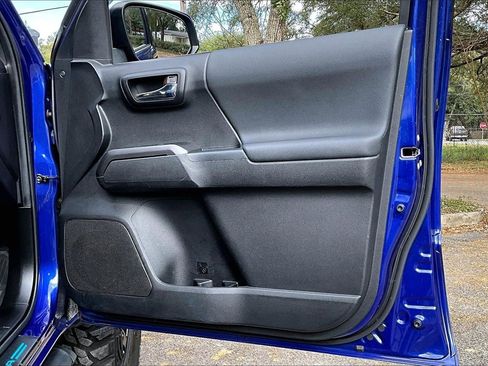 Used 2022 Toyota Tacoma TRD Off-Road image 25