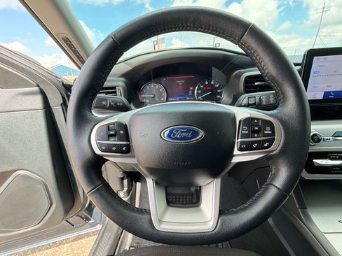 Used 2024 Ford Explorer XLT RWD image 11