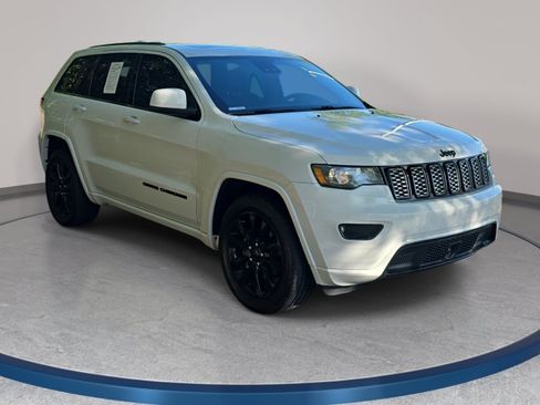 Used 2020 Jeep Grand Cherokee Altitude RWD image 3