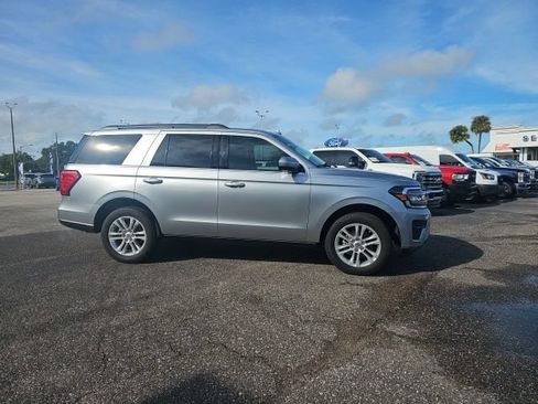 Used 2024 Ford Expedition XLT RWD image 3