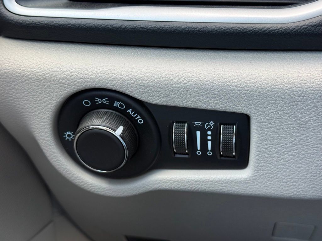 Used 2023 Chrysler Voyager LX FWD image 21