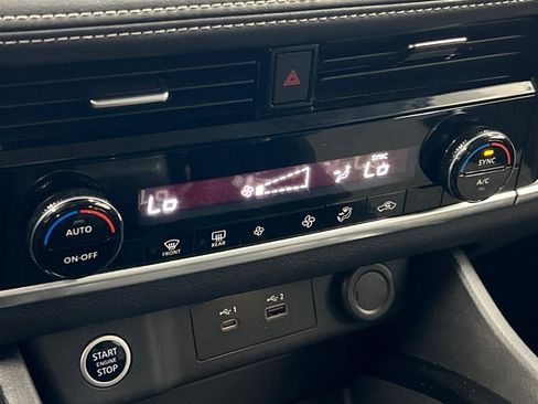 Used 2022 Nissan Rogue SV image 18