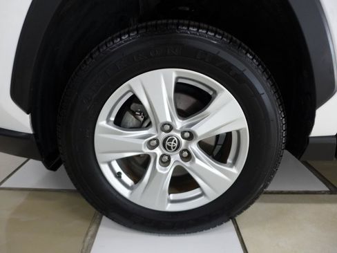 Used 2021 Toyota RAV4 XLE w/ Convenience Package FWD image 71