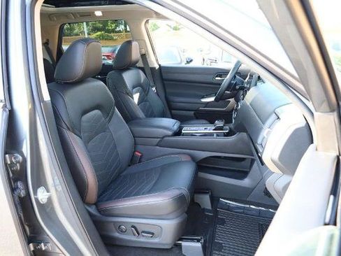 Certified 2025 Nissan Pathfinder Platinum FWD image 30