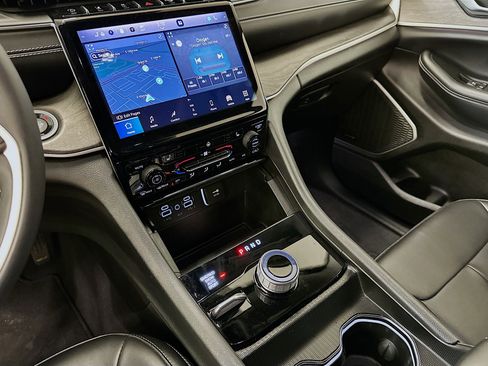 Used 2023 Jeep Grand Cherokee Limited w/ Black Appearance Package image 26