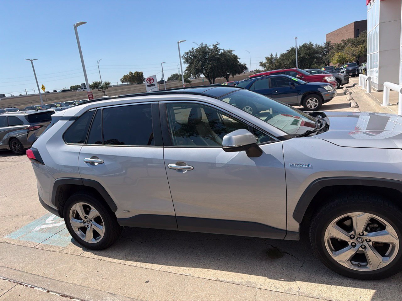 Used 2019 Toyota RAV4 Limited AWD/4WD image 2