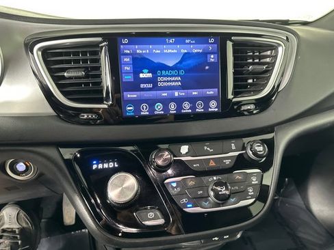 Certified 2018 Chrysler Pacifica Touring-L w/ Premium Audio Group FWD image 27