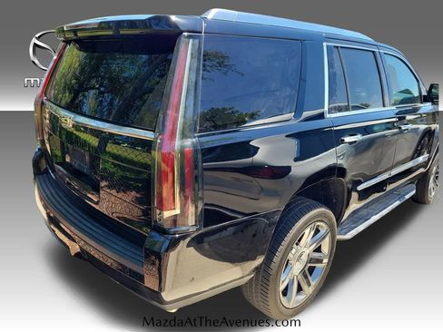 Used 2019 Cadillac Escalade Luxury RWD image 16