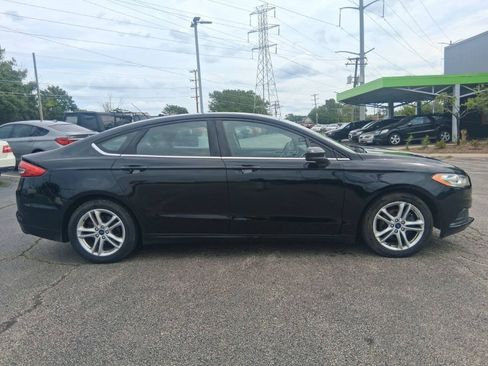 Used 2018 Ford Fusion SE w/ Fusion SE Technology Package FWD image 4