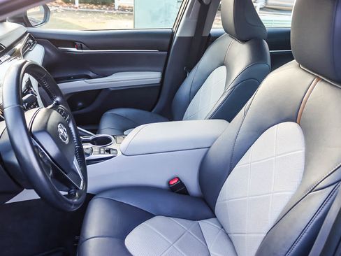 Used 2019 Toyota Camry XLE image 16