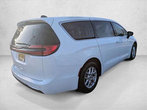 Used 2024 Chrysler Pacifica Touring-L FWD image 5