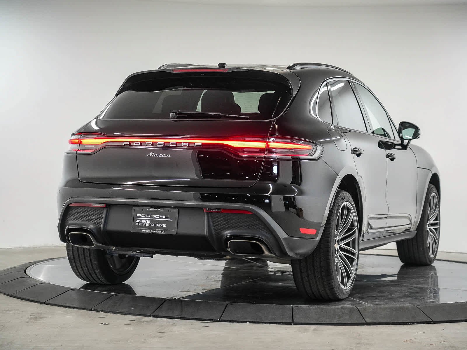 Certified 2026 Porsche Macan AWD/4WD image 7