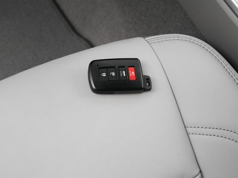 Used 2017 Toyota Camry SE FWD image 40