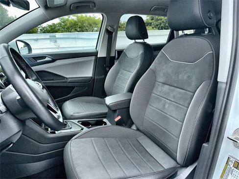 Used 2024 Volkswagen Taos SE image 13