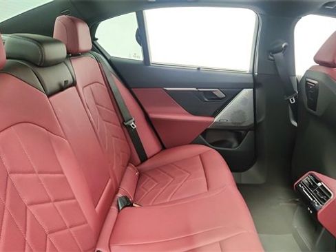 Used 2025 BMW 540i xDrive image 25