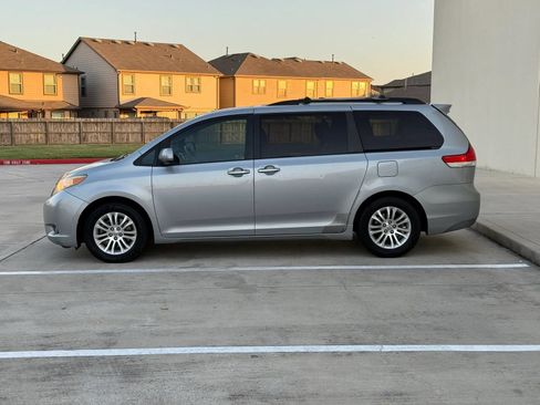 Used 2011 Toyota Sienna XLE w/ XLE Navigation Pkg FWD image 4